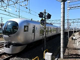 狭山ヶ丘駅を通過した西武001系 ラビュ…