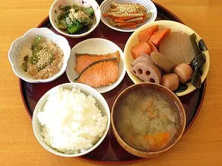 銀鮭、煮物、小松菜の磯辺和え、金平牛蒡、…