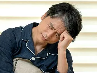 「土曜の朝くらい寝かせてくれ…」〈年収1…