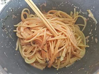 イタリア風パスタ食ってる