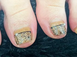 花柄のフットシェラック｜見附市のネイルサ…