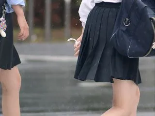 【画像】 色白JK 街撮り 通学