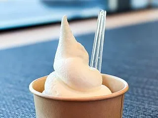 「とみくるマルシェ」でとみくるソフト食べ…