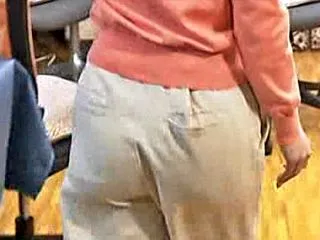吉岡真央アナ、パンティ線が浮き出る白パン…