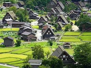 世界遺産「白川郷」へ。合掌造りの家屋が並…