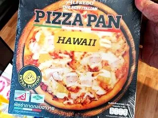 近所のロータスで買った PIZZA PA…