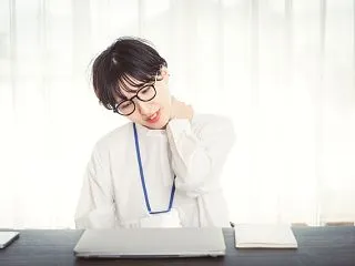 【デスクワーク中に】巻き肩のストレッチを…