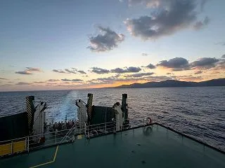 桜島の噴火を初めて目撃！凪の海を沖縄へ😊…