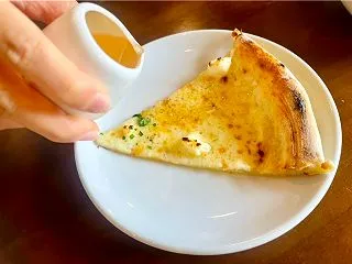 本格的な石窯焼きのクワトロチーズピザが絶…