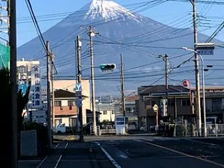 玄関前より今朝の富士山です