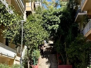 アテネ：全く雰囲気の違う、隣り合わせに並…