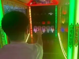 【動画】ゲームセンターのボール投げゲーム…