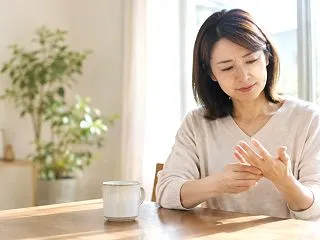 朝起きると薬指と小指だけしびれる原因は?…