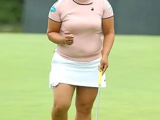 【画像】女子ゴルファーさん、巨乳が揺れま…