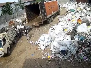 インドにてプラスチックゴミが爆発…