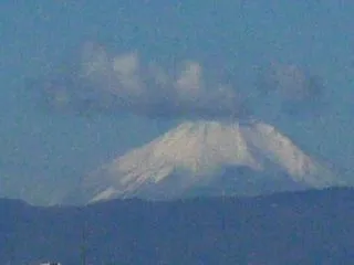 秋の野川と初冠雪の富士山