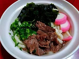 おたくんちは肉うどんにワカメって乗ってる…