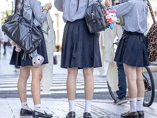 【画像】 集団JK 白ソ ミニスカ 色白…