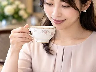 紅茶とコーヒーでは、カップの持ち方は違う…